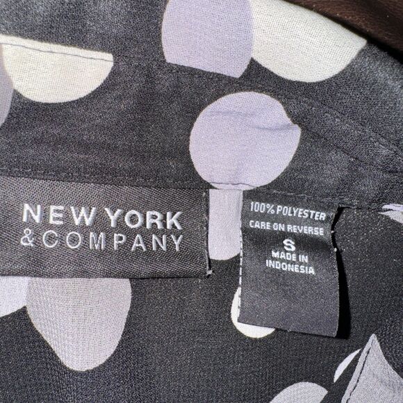 Womens NEW YORK AND COMPANY Black White Polka Dot Top S With Flattering Darts - Picture 2 of 10